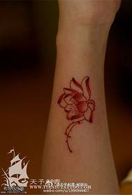 Plaukstas krāsas lotosa tetovējuma raksts