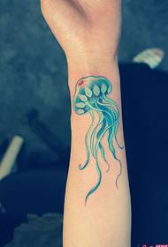 푸른 귀여운 작은 해파리 문신 사진 그림