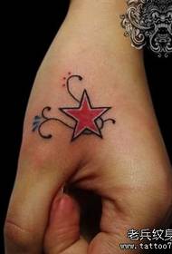 Flickors handpopulära snygga fempunkta tatueringsmönster för stjärnor