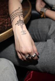 Rankų personalizuota apyrankės tatuiruotė