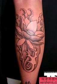 U travagliu di tatuu di lotus creattivu a manu