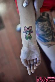 Kūrybingas „yo-yo“ kačiuko akių riešo tatuiruotės paveikslėlis