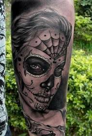Moda Undead festivalida ayol tatuirovkasining rasmlari