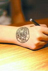 Sievietes roku roka skaista skolas mikro tetovējuma modeļa attēls