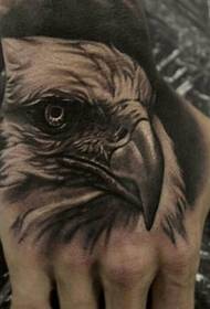 Fermoso tatuaje de animais na parte traseira da man