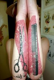 Käsi erikoistyylinen ammattisakset kampaa tatuointikuvion kuvaa