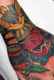 Modello di tatuaggio del casco guerriero di colore vecchia scuola di ritorno a mano