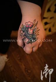 ຮູບແບບ tattoo ກຸຫລາບທີ່ເຮັດດ້ວຍຕົນເອງດ້ວຍມື