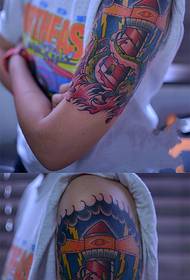 Faro creativo con le immagini del tatuaggio del braccio del fiore del mostro marino