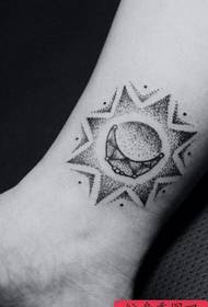 Mano muñeca, luna luna, trabajo de tatuaje