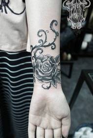 Tetovējumu šovs, iesakiet sievietes plaukstas locītavas rožu tetovējuma darbu