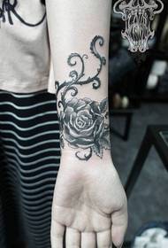 Ang pagpapakita ng tattoo, inirerekumenda ang gawa ng pulso ng rosas ng isang babae