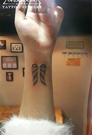 Modello di tatuaggio con ali da polso