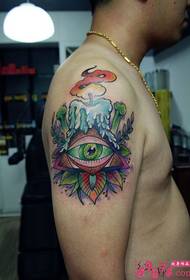 Immagine creativa del tatuaggio dell'occhio del triangolo e della fiamma di candela