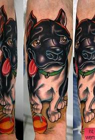 U travagliu di tatuu di cane creativo a manu