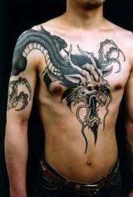 Tatuaggio del drago cinese esposto prepotente sulle spalle degli uomini