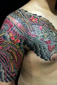 Speciellt maskulint halvarmad dragon tattoo tatuering