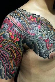 Tatuaggio tatuaggio drago semi-armato colorato in particolare maschile