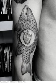 kombinim krahu peshk i zi me modelin e tatuazheve të zemrës njerëzore