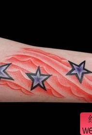 Tatuaggio pentagramma braccio