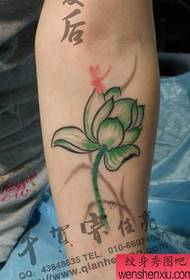 Rankos spalvos rašalo dažymas lotoso tatuiruotės modeliu