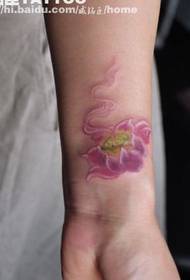 Meitenes roka tikai skaists lotosa tetovējuma raksts