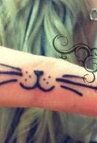 Mergaitės piršto mielas katės tatuiruotės modelis