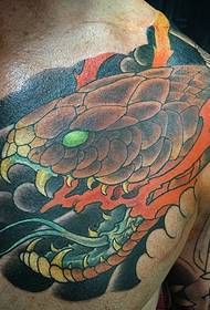 татуювання змії з напівзіркою, до якої люди не наважуються підходити