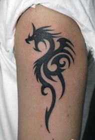 un model de tatuaj de dragon cu un braț al bărbatului