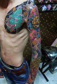 Prajna tatuazh gjysmë i blinduar i krahut