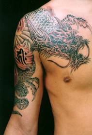Dominerande exponerad halv dragon tatuering