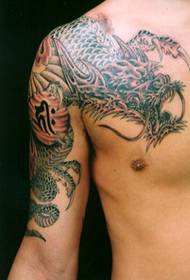 Tatuaggio mezzo drago esposto prepotente