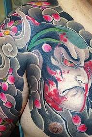 Motivo a tatuaggio a mezza manica colorato in stile giapponese pieno di fascino