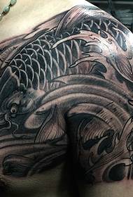 Tá an patrún tattoo scuid dubh agus bán an-dathúil