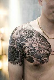 Црно-бела традиционална шема на тетоважи со полуоклопни змејови