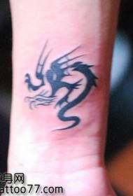 Izvrsni uzorak tetovaža zmaja totem