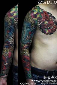 Il braccio mezzo petto di un uomo freddo come un tatuaggio divino