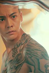 Hình xăm nửa cánh tay của Chen Weiqi trong gương là đẹp trai và đẹp trai.