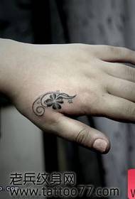 Gyönyörű megjelenésű négylevelű lóhere tetoválás