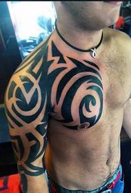 Muški super zgodan crni uzorak totemskih tetovaža s pola plemena
