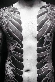 Crno-bijeli uzorak tetovaže s dvostrukom hemisferom koji dominira