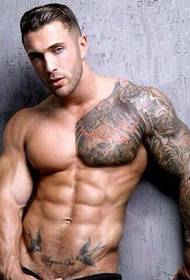 Modes moderns vīriešu skaists tetovējums ar skaistu pussargu