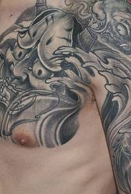 Половинните татуировки на грубите мъже показват индивидуалност