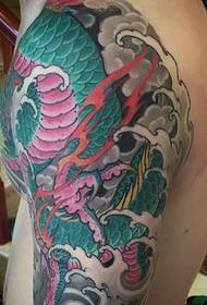 O patrón de tatuaxe de dragón de medias cores é moi chulo