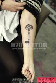 Lig-on nga sumbanan nga sumbanan nga istilo sa tattoo sa fashion