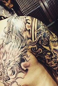 Super atraktivan uzorak tetovaže zmaja na polovini oklopa