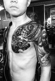 Semplicemente cool foto in bianco e nero del tatuaggio mezzo americano