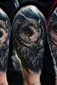 Zeer realistische kleurenuiltattoo op de schouders