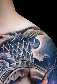 Los tatuajes de tatuajes de calamar medio tallados en color brillan