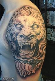 Domineering cool handsome stone lion tattoo pattern